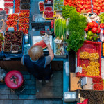 Vihanneksia ja hedelmiä Balti Jaama torilla
