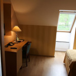 Yhden hengen huoneen näkymä puistoon