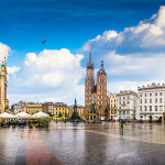 Pyhän Mariankirkon eripariset tornit Rynek Główny -aukion laidalla