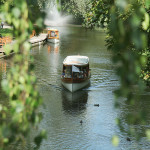 Pieni vene lipuu Riian kanavaristeilykierroksella