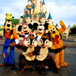 Disneyn satuhahmoja Prinsessa Ruususen linnan edustalla