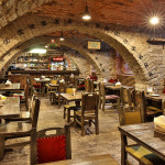 Ravintolasalissa on historian havinaa