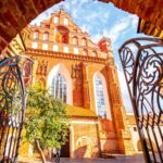 Fransiscus Assisilaisen kirkon portti Vilnassa