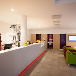 Hotellin aula ja vastaanotto