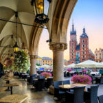 Kahvila Krakovan vanhassa kaupungissa Rynek Główny -aukiolla