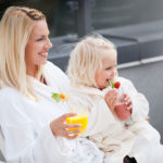 Äiti ja tytär kylpytakeissa