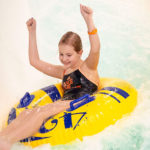 Lapsi laskee renkaalla vesiliukumäessä Kalev Span allasosastolla