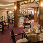 Pöytäryhmiä Academy Plaza Hotellin Plaza Bar & Grill -ravintolassa