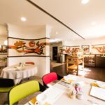 Hotel Helioksen aamiaishuoneen sisustus noudatta 70-luvun teemaa