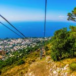 Caprin saarella tuolihissit vievät ylös henkeä salpaaviin maisemiin.