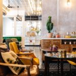 Hotellin aula on herkullisen maanläheinen