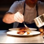 Kokki hotellin ravintolassa