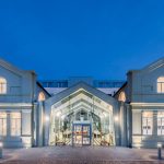 Pääsisäänkäynti yöllä