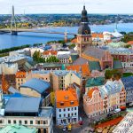 Näkymä ylhäältä Riian vanhaankaupunkiin ja joelle.