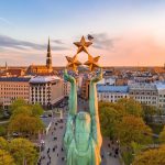 Näkymää ylhäältä Riikaan kolmea tähteä pitävän patsaan takaa.