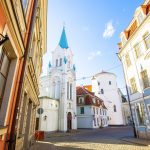 Riian Vanhankaupungin mukulakivikatu ja vanhoja Jugend taloja.