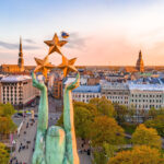 Näkymä kohti Riian vanhaakaupunkia Vapaudenpatsaan yläosasta.