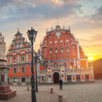 Riian vanhakaupunki ja sen Mustapäidentalo auringonlaskun aikaan.