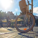 Aamuinen Riian tori ja polkupyörä