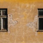 Tiiliseinä jonka rappaus on ikkunoiden pielistä haljennut