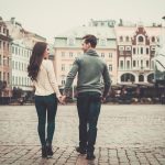 Riian vanhakaupunki ja pariskunta käsikädessä sen kaduilla