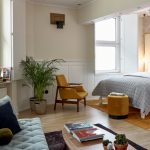 Extra Large huone kuvattuna sohvapöydän luota kohti sänkyä