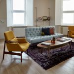 Extra large huone kuvattuna kohti sohvapöytää ja sohvaa, taustalla ikkunat