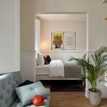 Large huone kuvattuna sohvan vierestä kohti parisänkyä