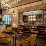 Vastaanottotiski ja sen edusta sekä hotellin omalaatuista sisustusta