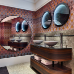 Kaksi lavuaaria ja pyöreät peilit