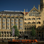 Hotellin julkisivua ulkoa kuvattuna