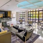 Näkymä hotellin baarista kohti sisäpihan terassia