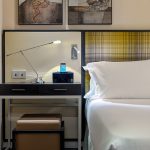 Basic huoneen yöpöytä ja osa parisänkyä