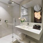 Basic huoneen kylpyhuone