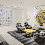 Vaikuttavan näköinen aula, jossa nojatuolit ja pöydät sopivat moderniin ilmeeseen