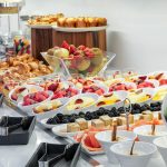 Aamiaispöydän herkullisia hedelmä ja marjaherkkuja, nam!