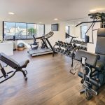 Hotellin kuntosali, juoksumatto, käsipainot, kuntopyörä, monitoimilaite sekä vinopenkki.