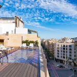 Hotellin katolta löytyvä uima-allas aamulla, näkymät ovat upeat