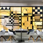 Hotellin upeaa modernia designia kuvattuna aamiaisravintolan seinällä.