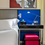 Superior huoneen yöpöytä sekä maalauksia