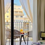 Osassa huoneista upea parveke kadulle. Parvekkella kaksi tuolia ja pieni pöytä.