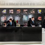 Hotellin vastaanotto on moderni