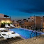 Hotellin uima-allas kattoterassilla, upea valaistus iltahämärässä