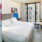 Superior huone kuvattuna huoneen ovelta kohti sänkyä ja ikkunaa, takana ranskalainen parveke