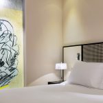 Delux huoneen kuva kohti sänkyä