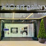 Hotellin sisäänkäynti ja sen viehättävät lasiovet