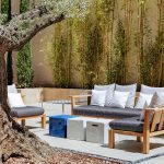 Sisäpihan sohvat ja espanjalaiset kasvit