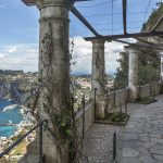 Näkymä alas kohti Caprin saaren merenrantaa. Axel Munthen huvila on upealla paikalla.