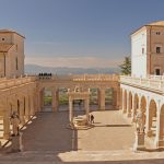 Montecassinon luostarin tori ja siltä avautuva näkymä.