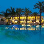 Ravintolan piha ja uima-allas illlalla